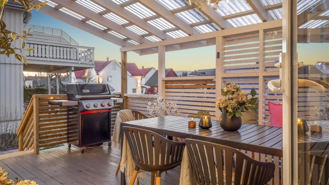 Takkonstruksjonen over verandaen er i tre med plastplater, som gir ly for vær og vind.