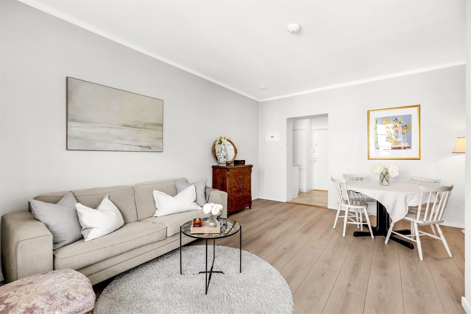 Det er plass til både sofa og spisestue i det romslige oppholdsrommet.