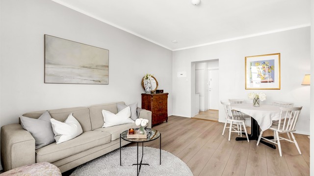 Det er plass til både sofa og spisestue i det romslige oppholdsrommet.