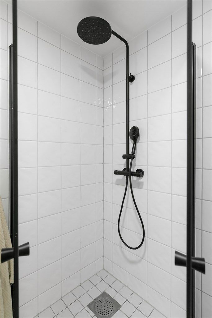 Dusjgarnityr i sort utførelse gir badet et helhetlig preg.