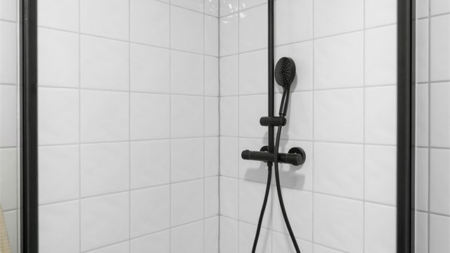 Dusjgarnityr i sort utførelse gir badet et helhetlig preg.