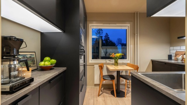God arbeidsbelysning med downlights i taket og lyslist under overskapene.