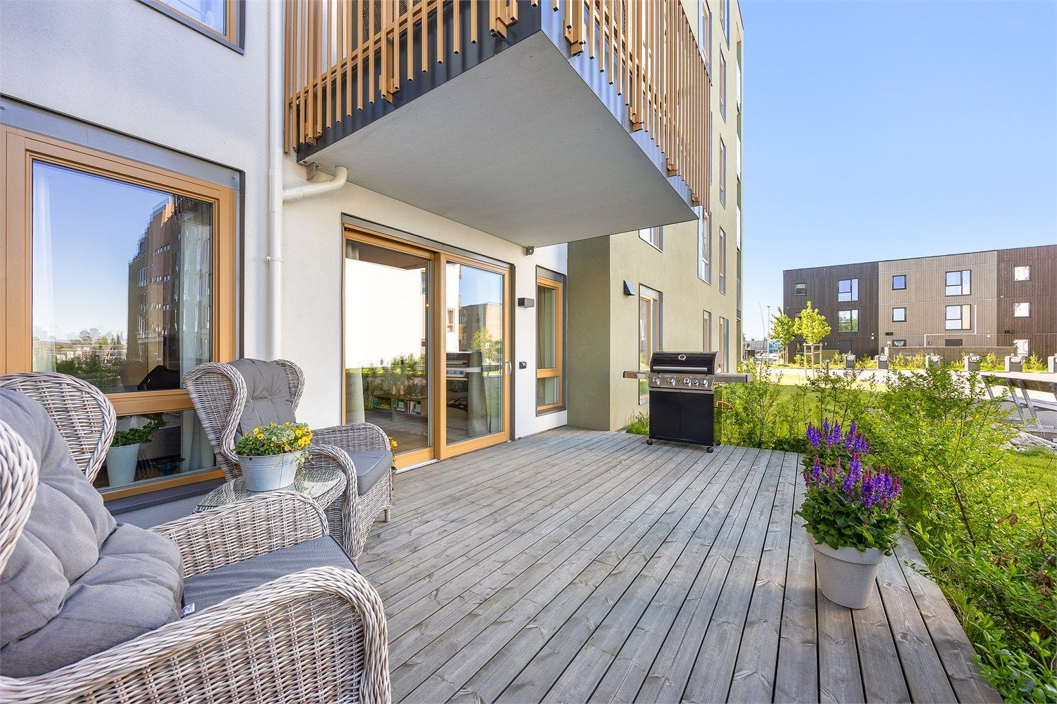 God plass til både sittegruppe og grill.