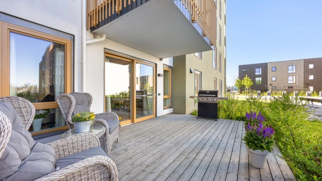 God plass til både sittegruppe og grill.