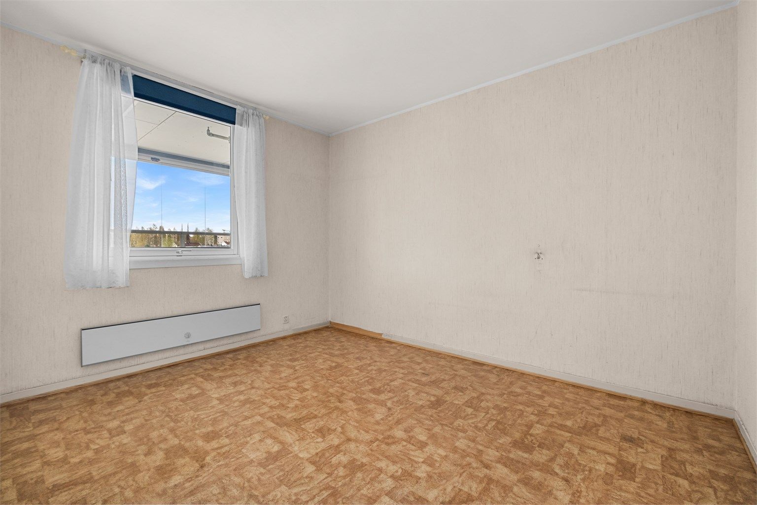 Soverom 2 måler 10,5 kvm og har god plass til ønsket soveromsmøblement. 