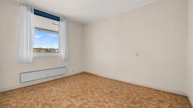 Soverom 2 måler 10,5 kvm og har god plass til ønsket soveromsmøblement.