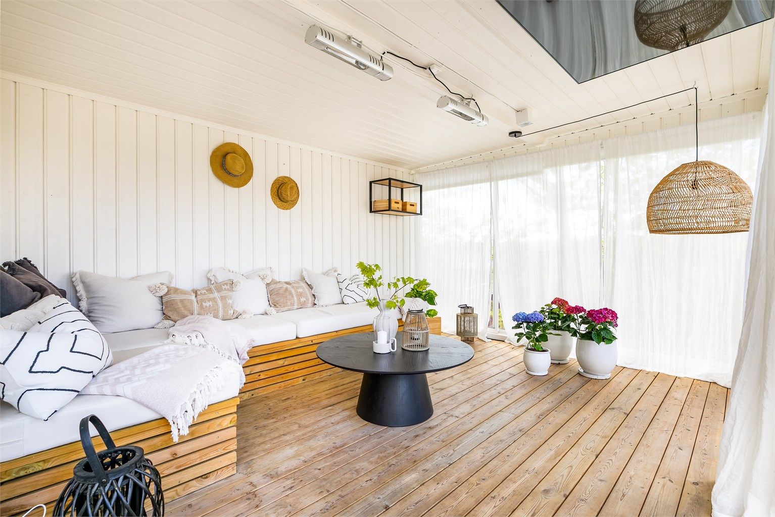 På varme sommerdager er utestuen en behagelig sval lounge som kan åpnes mot terrassen i front.