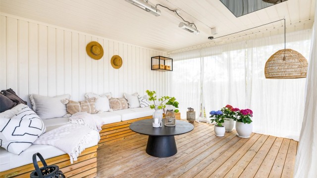 På varme sommerdager er utestuen en behagelig sval lounge som kan åpnes mot terrassen i front.