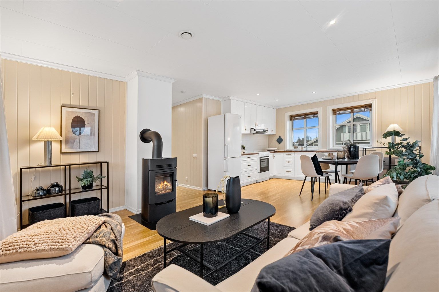 Velkommen til Bekkehøy 34 - En pen og romslig 3-roms selveierleilighet beliggende i 2. etasje. Leiligheten er stylet for bilder.