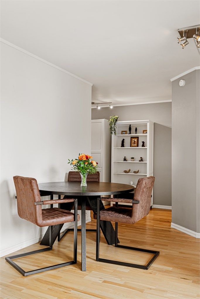 En egen sone for spisestue binder stuen og kjøkkenet sammen, perfekt for sosiale sammenkomster.