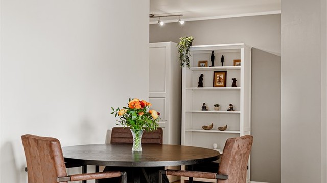 En egen sone for spisestue binder stuen og kjøkkenet sammen, perfekt for sosiale sammenkomster.