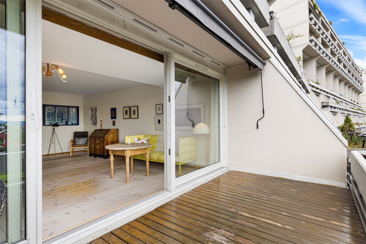 Fra stuen er det utgang til en romslig vestvendt terrasse på ca. 11 kvm