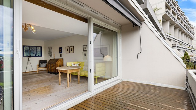 Fra stuen er det utgang til en romslig vestvendt terrasse på ca. 11 kvm