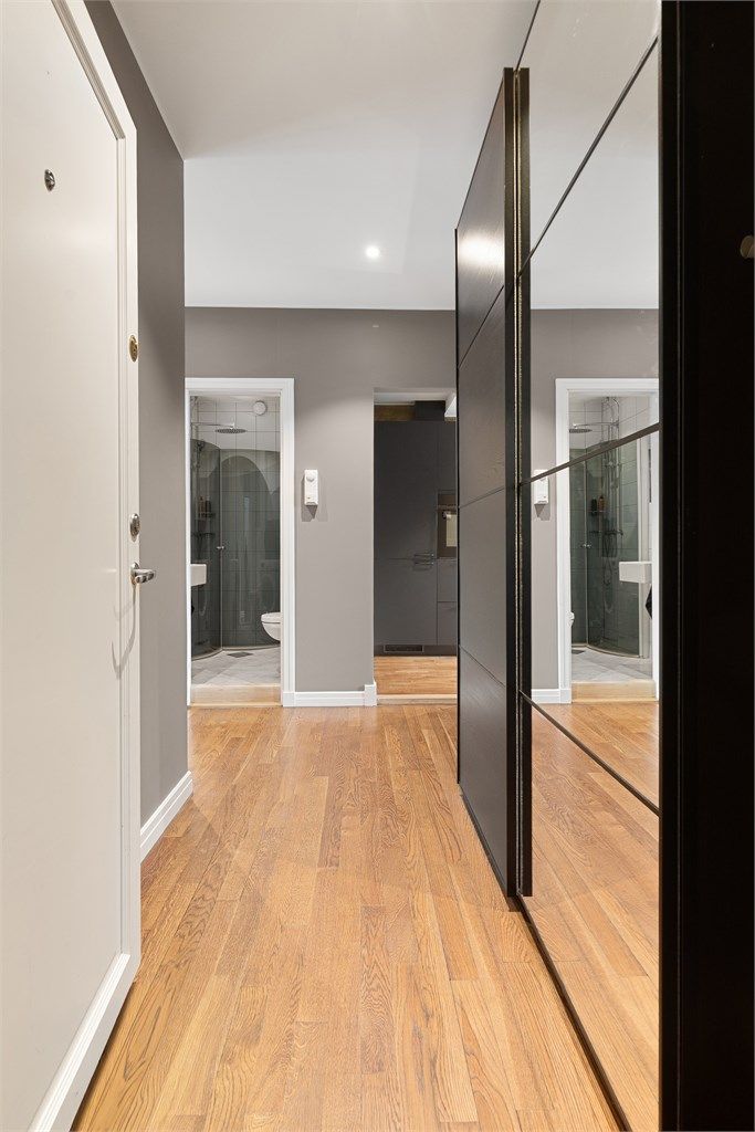 Fra entreen er det enkel tilgang til alle rom. Originale tregulv er slipt og mørkbeiset i 2024.