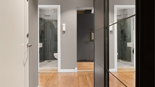 Fra entreen er det enkel tilgang til alle rom. Originale tregulv er slipt og mørkbeiset i 2024.