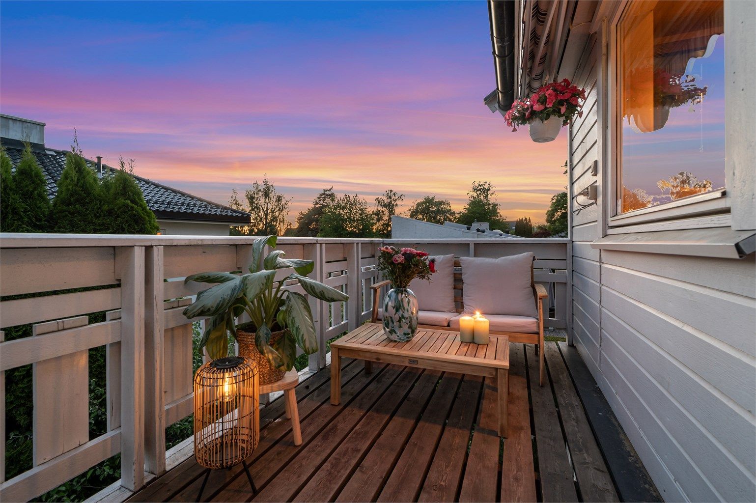 Terrasse med utgang fra stuen i 1. etasje - kveldstid.