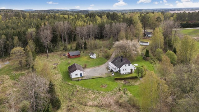 Velkommen til Asperudveien 42! Et småbruk med idyllisk og sentral beliggenhet