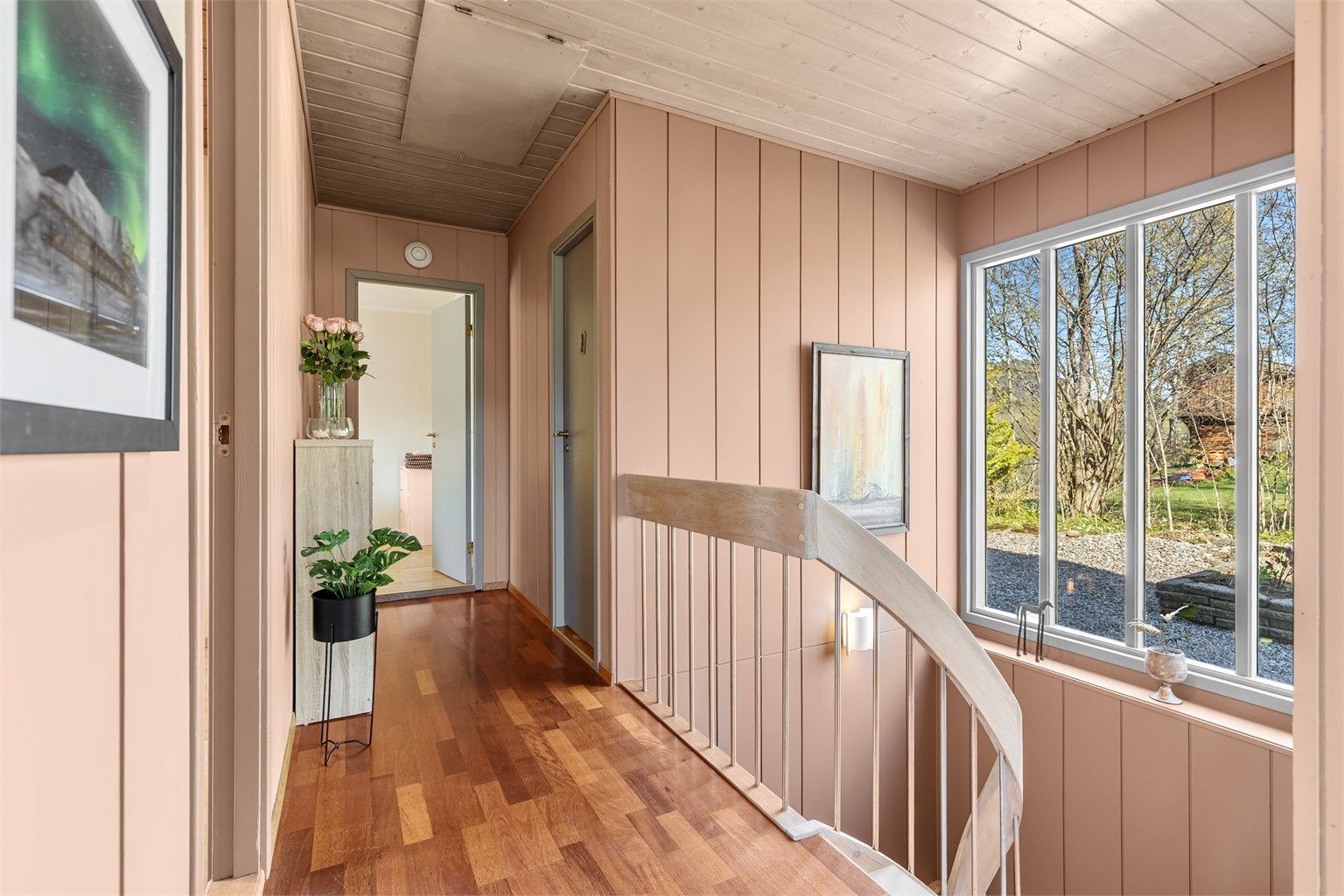 Fra gangen / hallen går trappen ned til boligens underetasje.