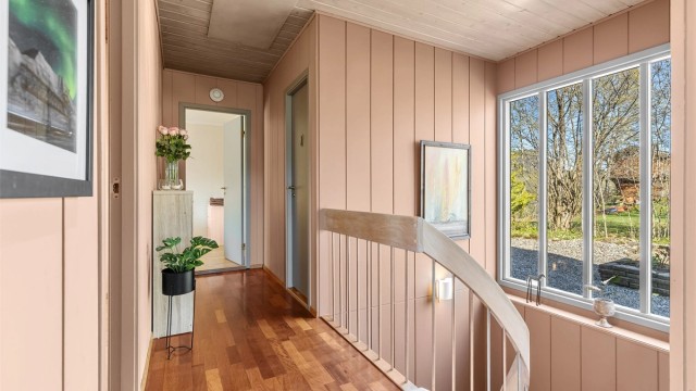 Fra gangen / hallen går trappen ned til boligens underetasje.