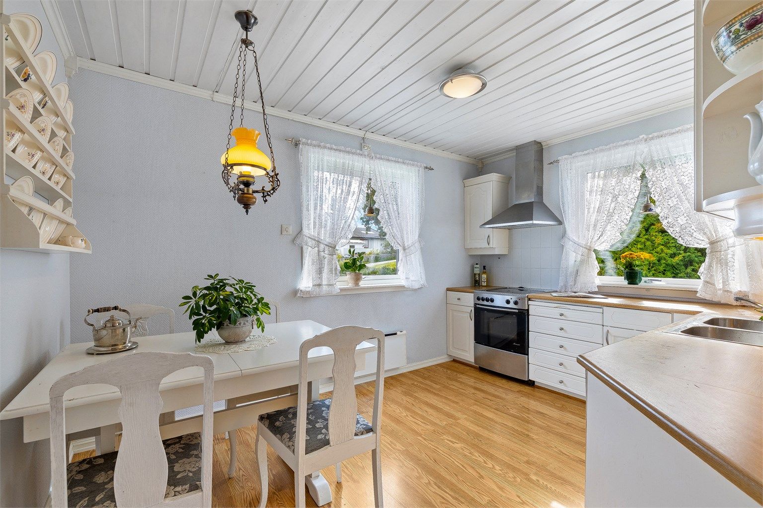 Godt med benke- og skapplass samt plass til spisebord på kjøkkenet.