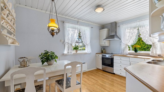 Godt med benke- og skapplass samt plass til spisebord på kjøkkenet.