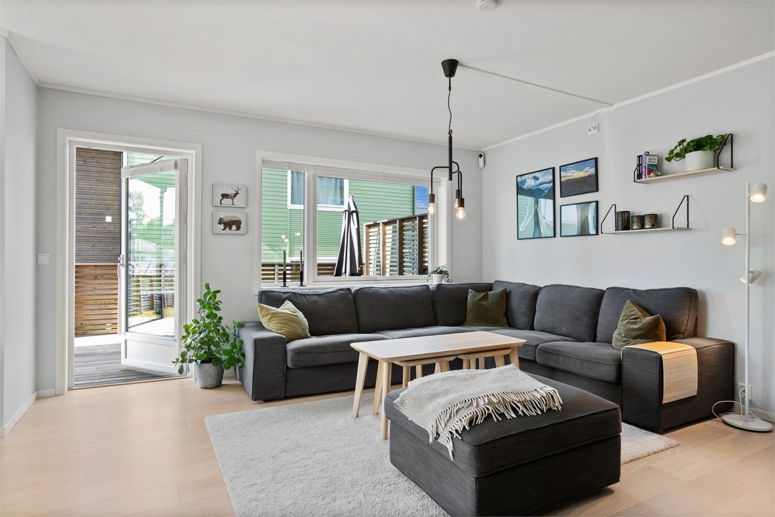 Store vindusflater og utgang til terrassen gir rikelig med naturlig lys.