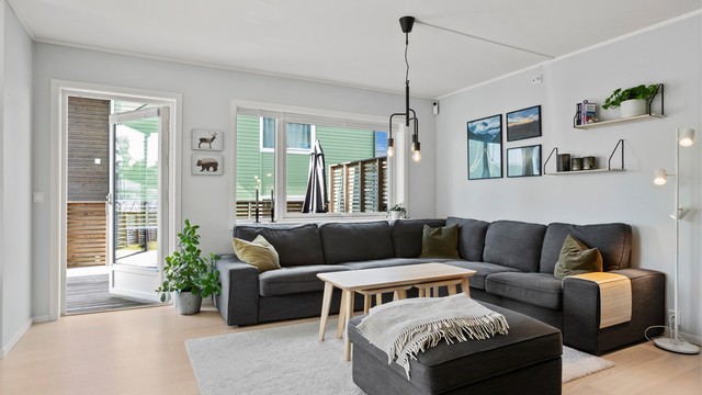 Store vindusflater og utgang til terrassen gir rikelig med naturlig lys.