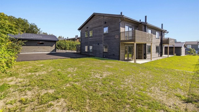 Ny, moderne leilighet i 1. etasje med garasje