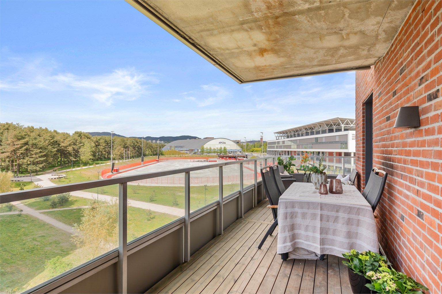 Moderne og innholdsrik hjørneleilighet fra 2019, med stilrene løsninger, god planløsning og flott beliggenhet i et attraktivt og barnevennlig område.  