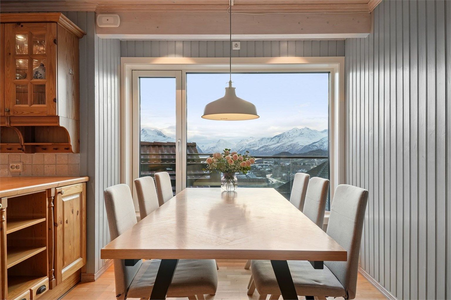 Romslig spisebord på kjøkkenet plassert ved vindu med flott sydvendt utsikt. 