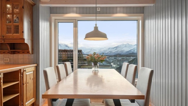 Romslig spisebord på kjøkkenet plassert ved vindu med flott sydvendt utsikt.