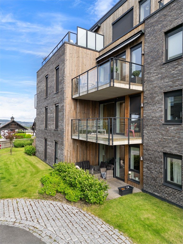 Velkommen til Garderveien 102 - En lekker og moderne 3-roms eierleilighet beliggende på bakkeplan.