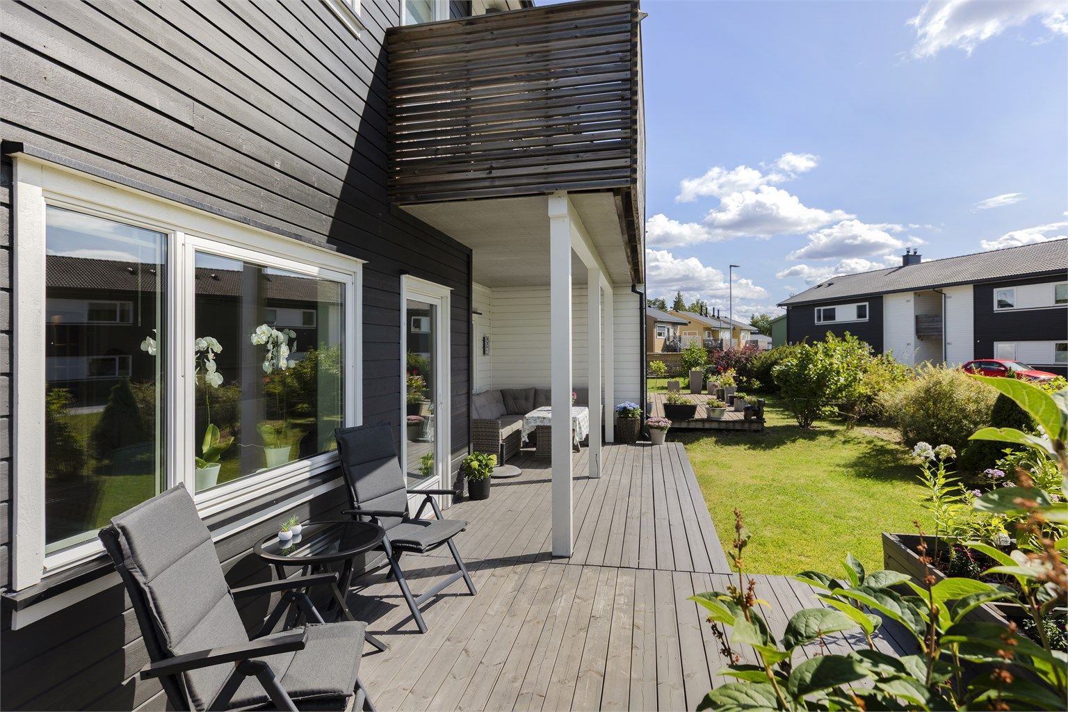 Sydvestvendt markterrasse med egen hageflekk og gode solforhold.