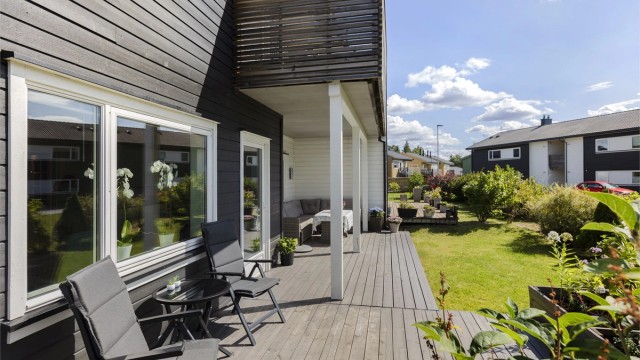Sydvestvendt markterrasse med egen hageflekk og gode solforhold.