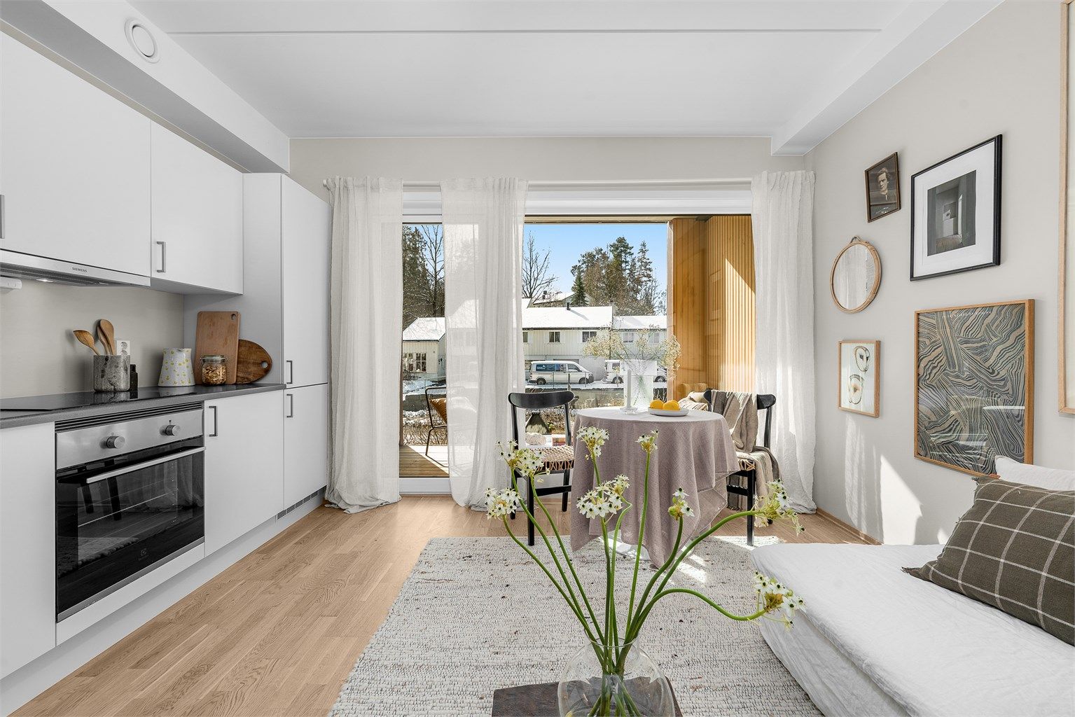 Stua oppleves som åpen og luftig, med en gjennomtenkt planløsning som gjør det enkelt å innrede både sofakrok og spiseplass