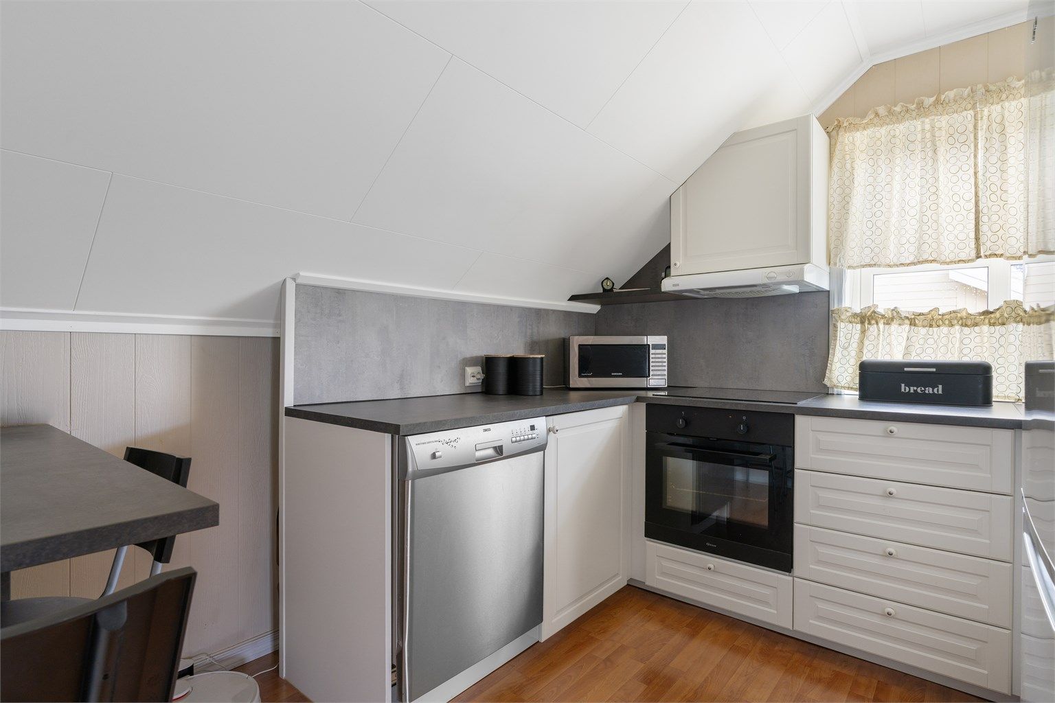 Kjøkkenet er utstyrt med IKEA-innredning fra 2022, og har integrert stekeovn og platetopp samt frittstående oppvaskmaskin og kjøleskap. 