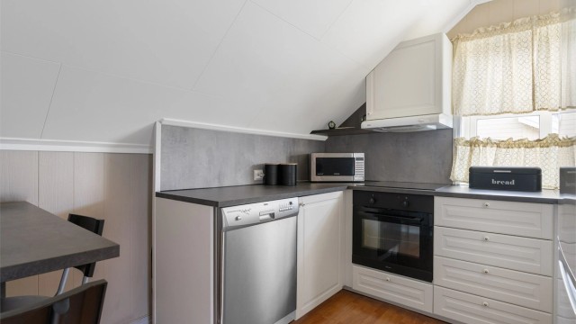 Kjøkkenet er utstyrt med IKEA-innredning fra 2022, og har integrert stekeovn og platetopp samt frittstående oppvaskmaskin og kjøleskap.