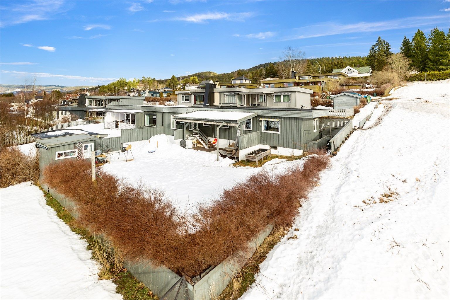 Velkommen til Liljeveien 8B, en nydelig beliggende bolig med supre solforhold og pent opparbeidet tomt med fine utearealer