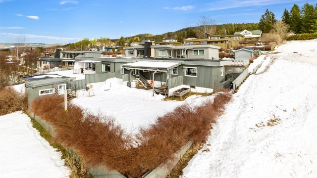 Velkommen til Liljeveien 8B, en nydelig beliggende bolig med supre solforhold og pent opparbeidet tomt med fine utearealer