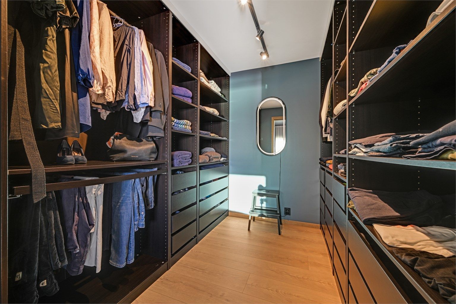 Eget walk-in closet med gode oppbevaringsløsninger. 