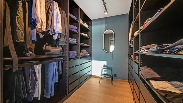 Eget walk-in closet med gode oppbevaringsløsninger.