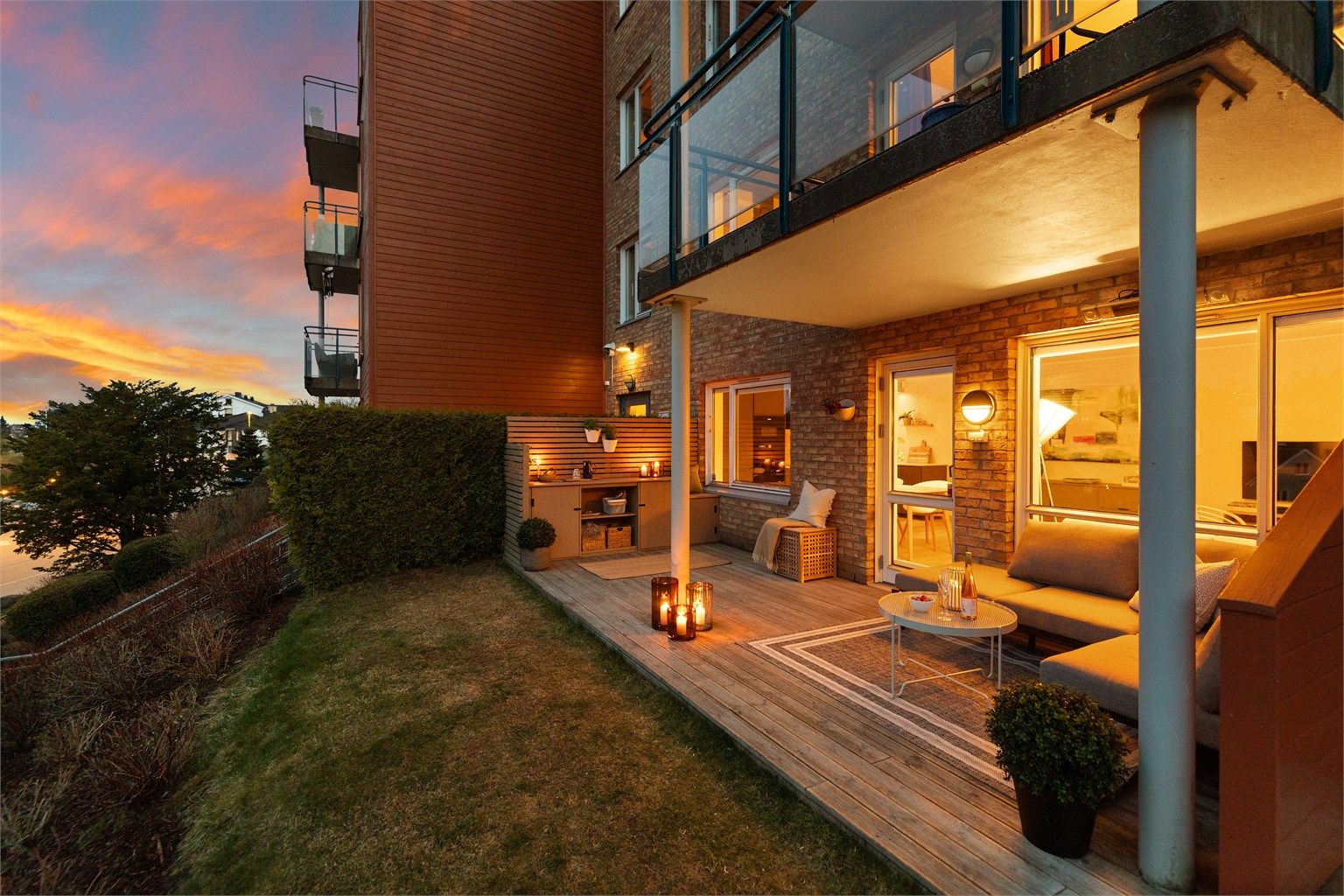 Råflott terrasse av fin størrelse med platting på hele 21 kvm