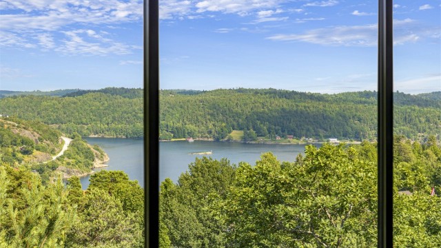 Utsikt til Tvedestrandsfjorden fra innglasset balkong.