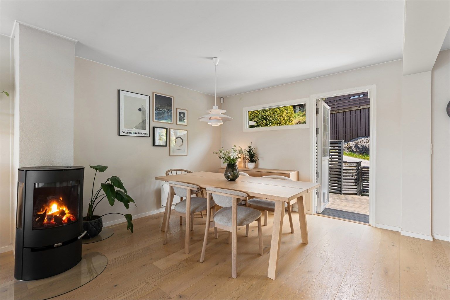 Fra spisestuen er det utgang til en stor terrasse på 27 m².