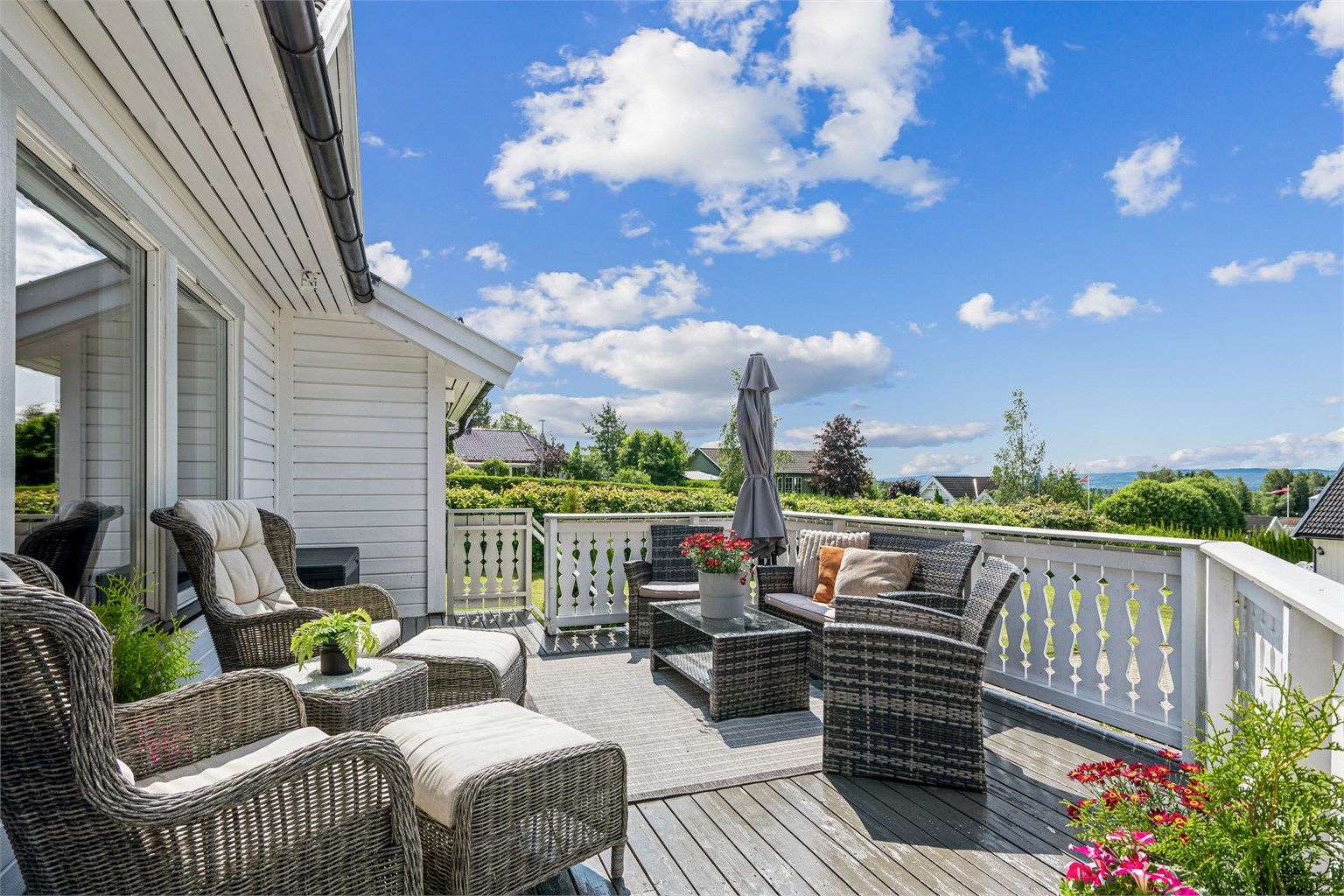 Flott terrasseområde med utsikt.