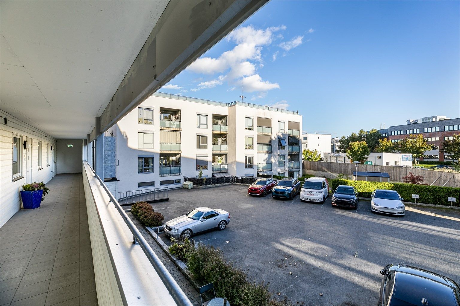 Det er enkel adkomst til leiligheten med heis i bygget. Svalgangen er godt skjermet fra nedbør.