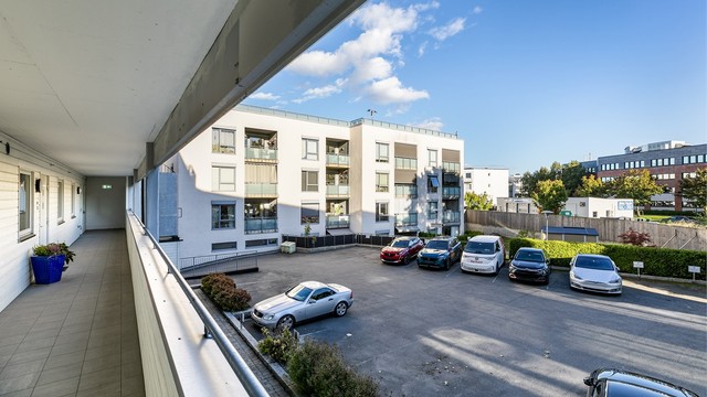 Det er enkel adkomst til leiligheten med heis i bygget. Svalgangen er godt skjermet fra nedbør.