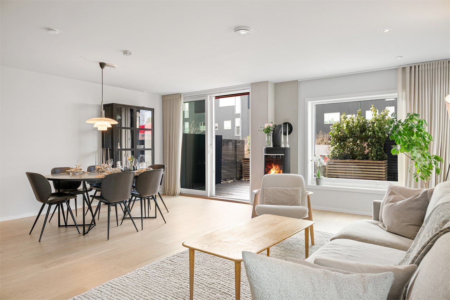 Stor og god stue med direkte utgang til terrasse.