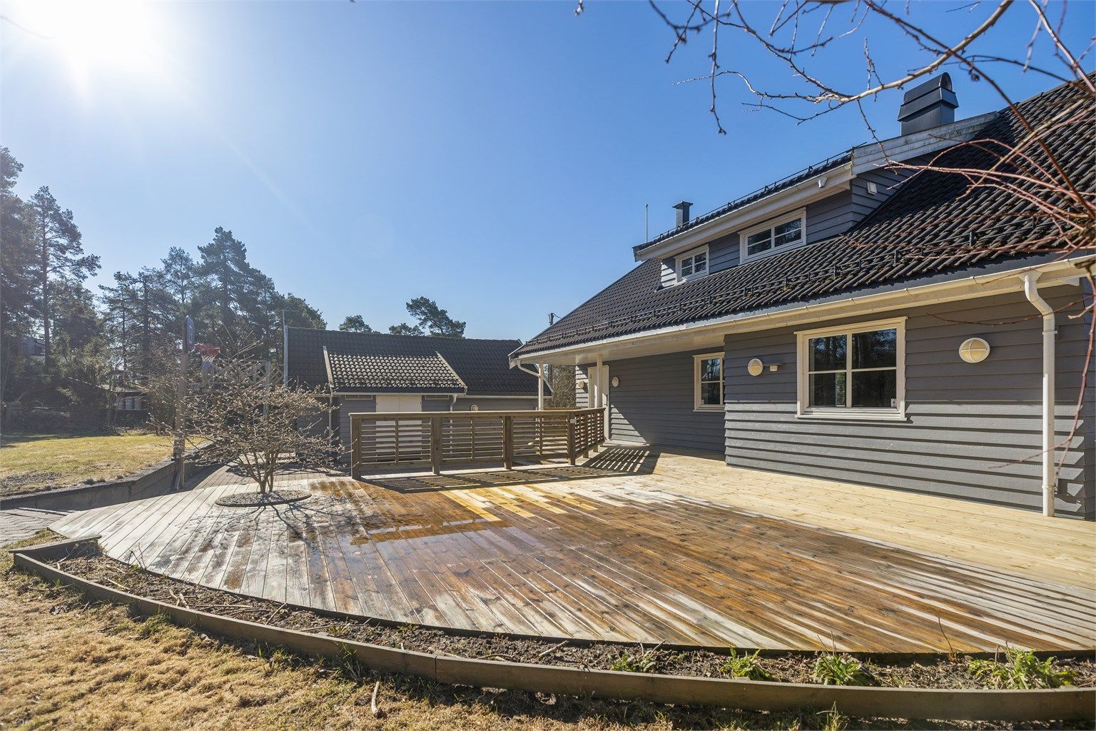 Adkomst via hyggelig og pent opparbeidet gårdsplass som gir et godt førsteinntrykk av eiendommen. 