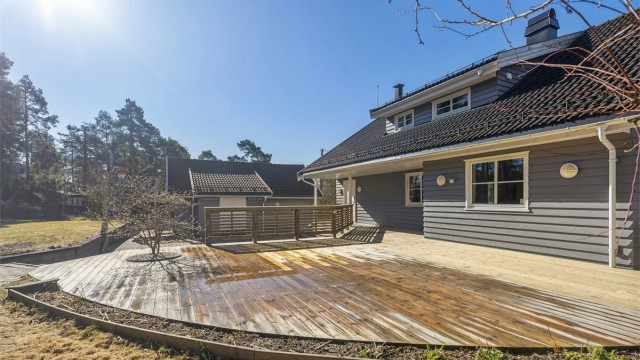 Adkomst via hyggelig og pent opparbeidet gårdsplass som gir et godt førsteinntrykk av eiendommen.